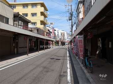 すぐ西側には商店街があります。