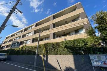 グローリオヒルズ西馬込の外観（南東側から）