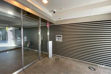 エントランスはオートロック付きです。