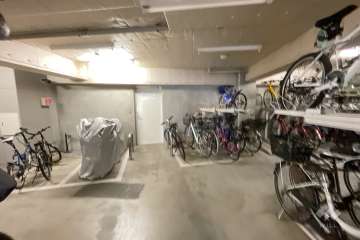屋内に設けられた駐輪場