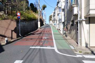 敷地東側の前面道路