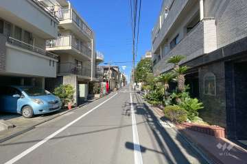 敷地の西側前面道路（北側から）