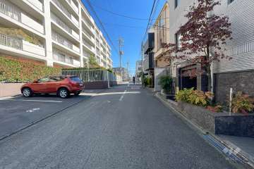 敷地北側の前面道路（西側から）