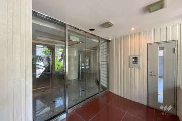 エントランスはオートロック付きです。