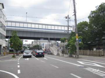南側に阪神高速が通っています。