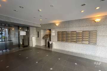 エントランスはオートロック付きです。