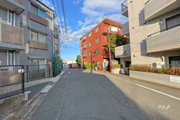 敷地北西側の前面道路（南西側から）