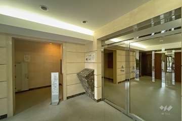 エントランス内はオートロックです。