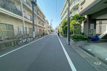 敷地東側の前面道路（北側から）