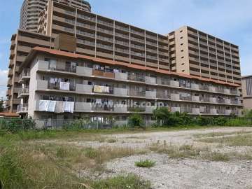 周辺はマンションが中心に立ち並ぶ静かな住宅地です。