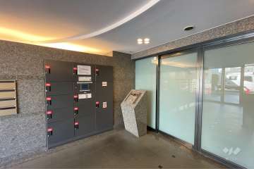 エントランスはオートロック・宅配ボックス付きです。