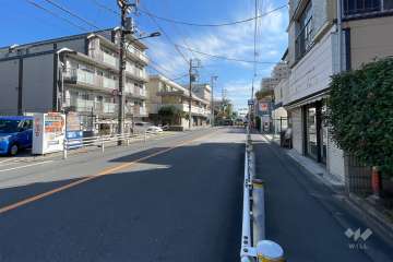 敷地東側の前面道路（北側から）