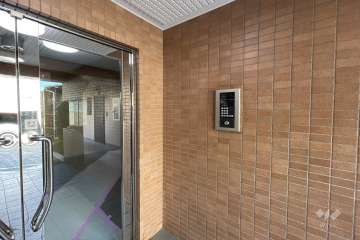 エントランスはオートロック付きです。