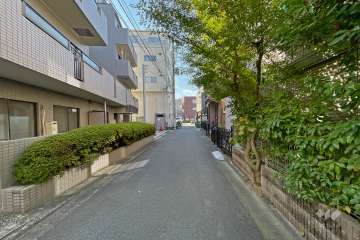 敷地北西側の前面道路（北東側から）　