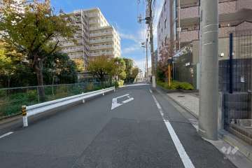 敷地北東側の前面道路（北西側から）