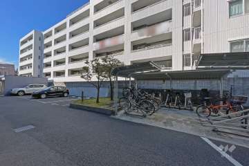 敷地内駐車場（屋外平面式）と駐輪場