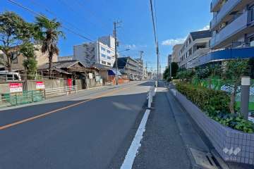 敷地北東側の前面道路は十中通りです（北西側から）。