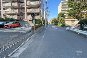 敷地東側の前面道路