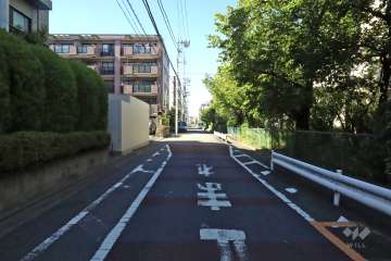 敷地北東側の前面道路(南東側から)