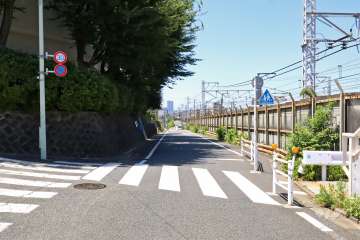 物件北側の前面道路（東側から）