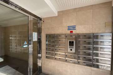 エントランスはオートロック付きです。