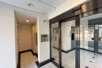 エントランスはオートロック付きです。　