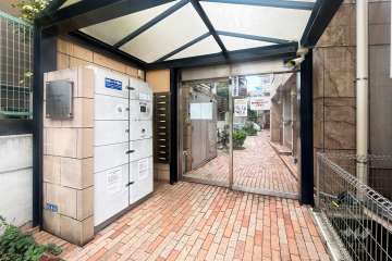 エントランスはオートロック付きです。