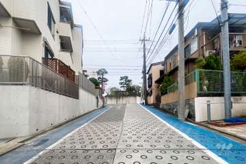 敷地北側の前面道路（西側から）