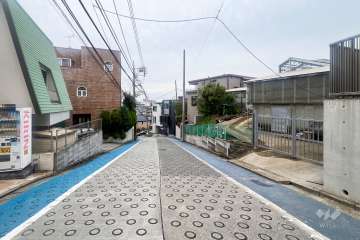 敷地北側の前面道路（東側から）