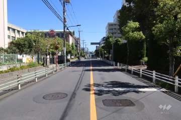 敷地東側は「大森第十中学校」に面しています。