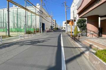 敷地西側の前面道路　