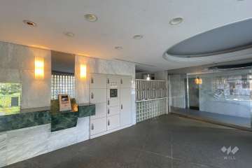 エントランスはオートロック・宅配ボックス付きです。