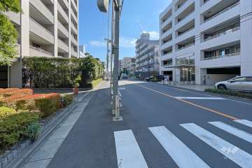 敷地西側の前面道路