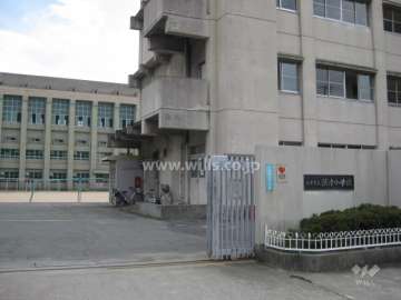 マンション西側にある深津小学校