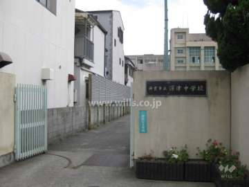 マンション西側にある深津中学校