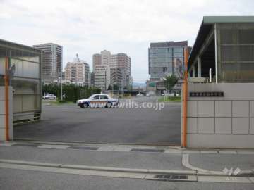 マンション北側に自動車学校があります。