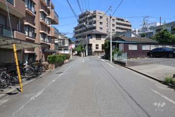 敷地北東側の前面道路