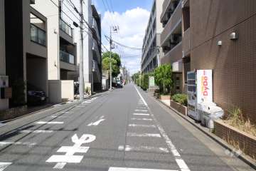 敷地西側の前面道路