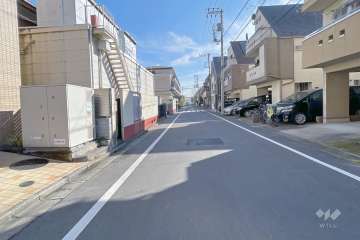 敷地西側の前面道路（北側から）