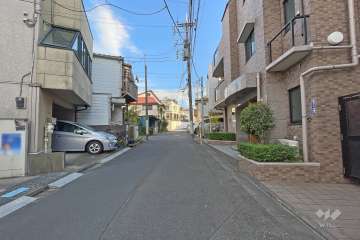 敷地北東側の前面道路（北西側から）