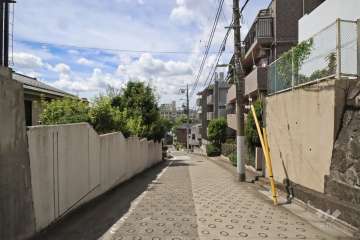 敷地南側の前面道路（東側から）