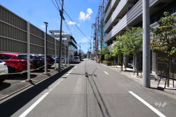 敷地南側の前面道路(東側から)