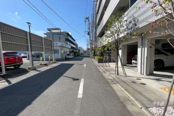 敷地南側の前面道路（東側から）