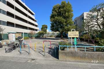 隣接する児童公園