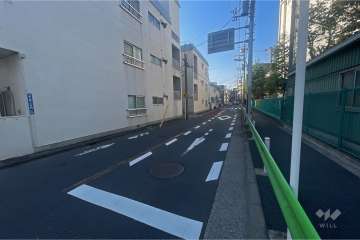 敷地北東側の前面道路（南東側から）