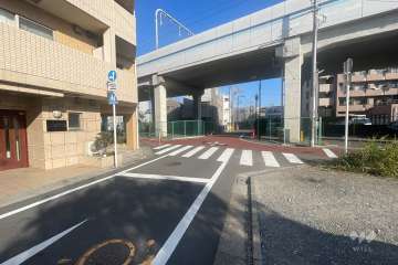 敷地南側の前面道路（西側から）