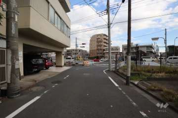 敷地南側の前面道路（西側から）