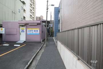 敷地北側の前面道路（東側から）