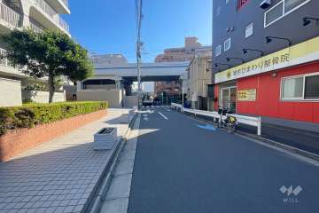 敷地南側の前面道路（西側から）