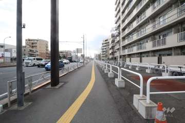 敷地南東側の前面道路（北東側から）